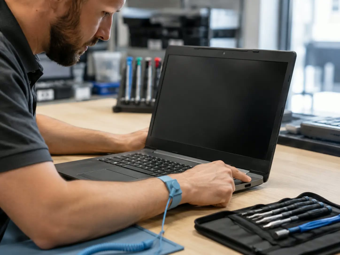 Técnico revisando un portátil que no enciende en el taller