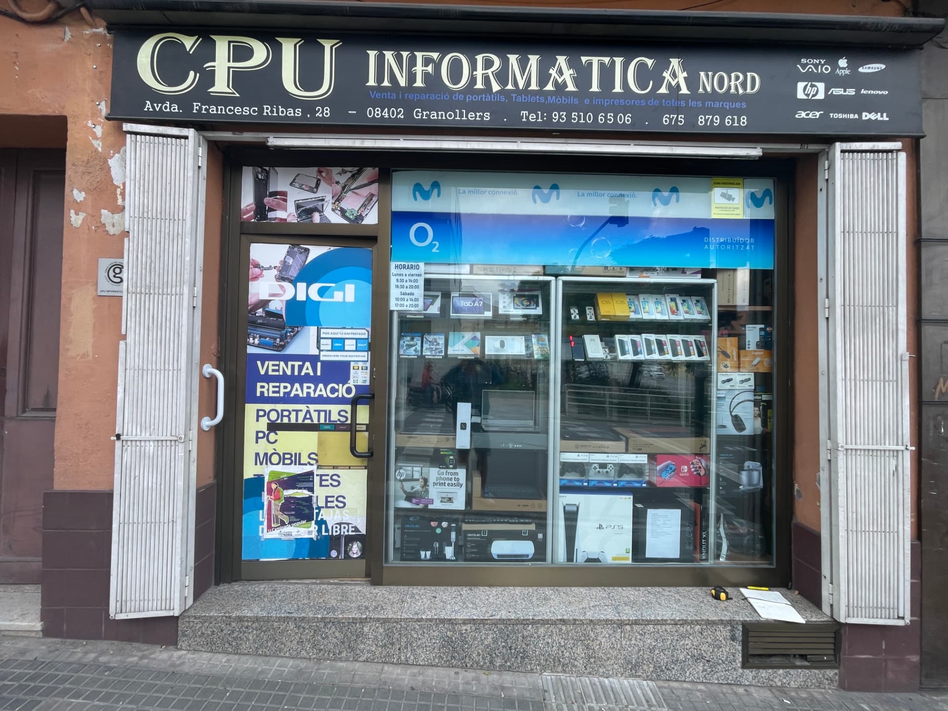 Façana i escaparata reals de CPU Informàtica Nord a l'Avinguda Francesc Ribas 28 de Granollers
